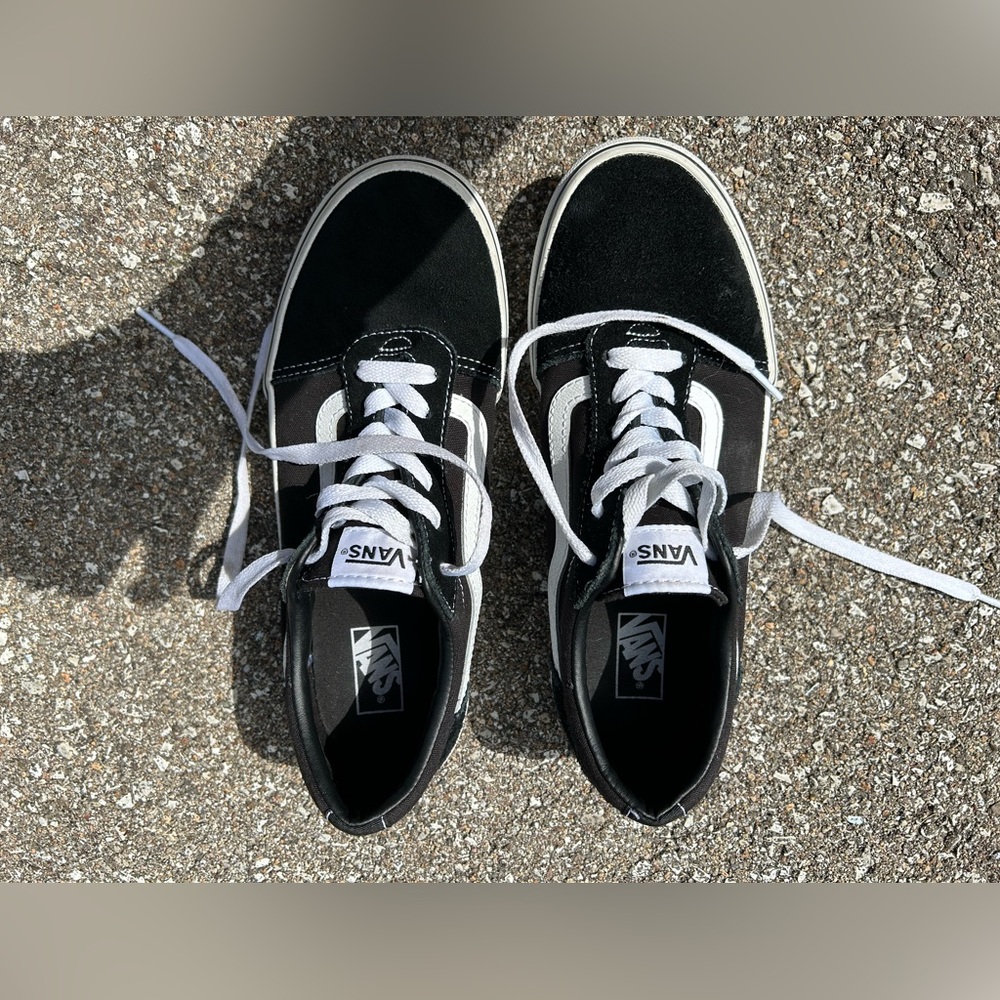 Low-top Black Vans with White Sole - Y6/M4.5/W7